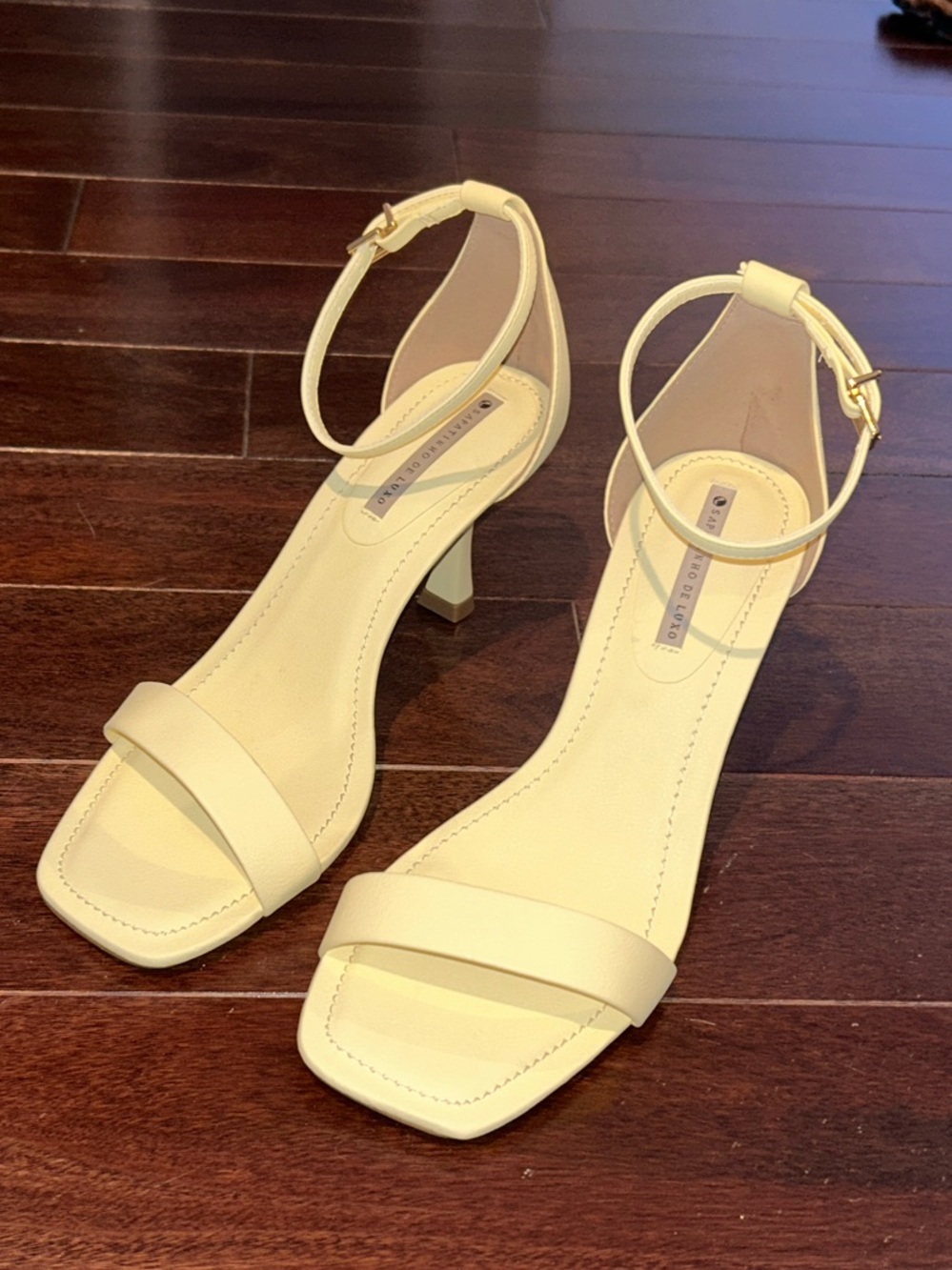 Ankle strap square toe stiletto heels sandals in sunny yellow new in box size 7